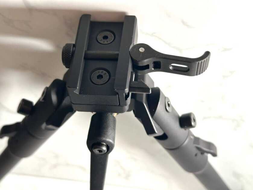 This is a closeup of the attachment head of the Skyline Lite. In this case, there is a QD Picatinny