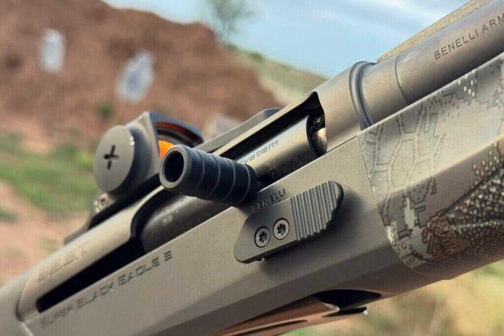 Benelli SBE3 A.I. BE.S.T. oversized bolt catch and bolt handle for fast manipulations