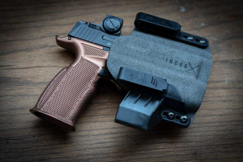 SIG P365 aftermarket Icarus grip and Safariland IncogX holster for concealed carry
