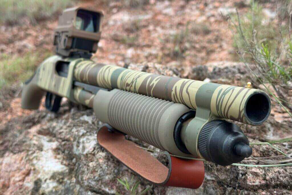 Gold bead front sight on the Mossberg 590 Bliksem barrel below the optic rail