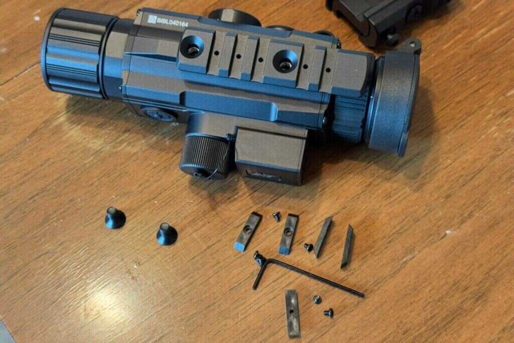 Pic rail mounting setup on the DNT Hydra HS335R thermal optic