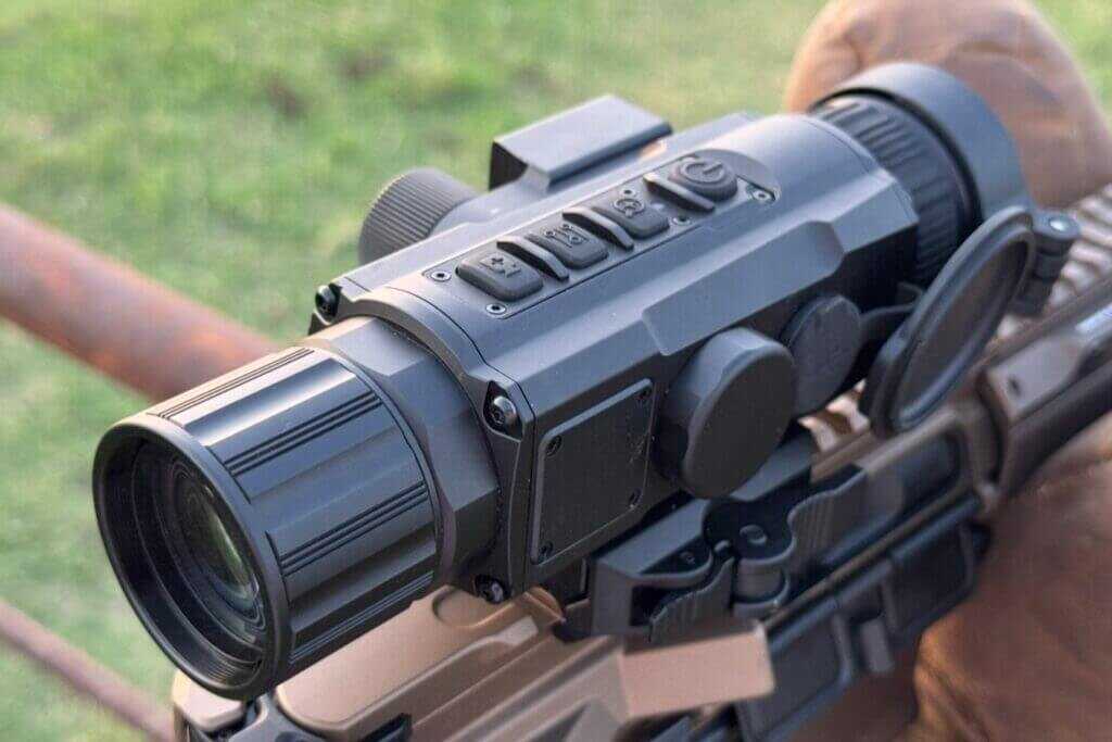 Top control buttons on the DNT Hydra HS335R thermal scope