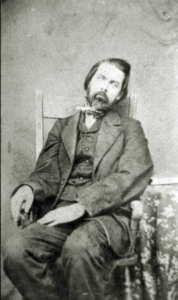 Embalmed outlaw Elmer McCurdy displayed as a tourist attraction after his failed train robberies
