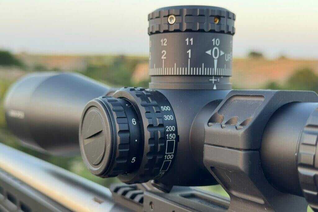 Arken EP-5 GENII illumination and parallax controls on the left side of the scope housing