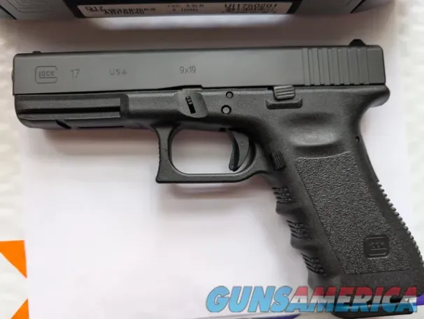 Glock 17 9mm Full-Size Pistol with Mag