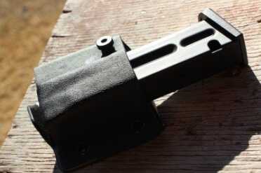 The mag holder for the 9mm mag rides high enough for the mag to be secure. 