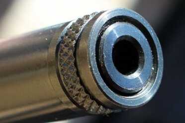 The threads are protected by a nice knurled cap.