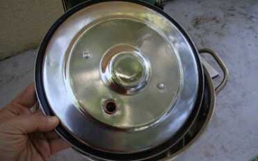 A closeup of the inside of the lid, should you wish to make one of these. He puts a smear of silicone around the rim and the clips hold the lid down. The copper fitting is screwed right into a knockout hole in the pot lid.