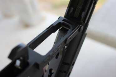 This joint of the upper and lower looks thin to me, but stability and rigidity is added by closing it up, and we can't find fault with the design.