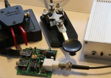 Prepping 101: Grid Down Family Communications Nationwide - Inexpensive Ham Radios for Morse Code The radio on the right is a completely assembled Rock Mite PIC chip radio. The green board is the Pixie. The red key is the $50 electronic iambic keyer, and the black one is the standard straight key.