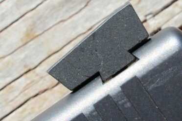 The front edge of the rear sight has a forward slant. 