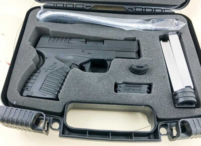 We Shoot the New .40 S&W XD-S from Springfield Armory The basic gun includes a small hard case with lockable catches, a flat base and extended magazine, grip size adjustment and the standard gun lock.
