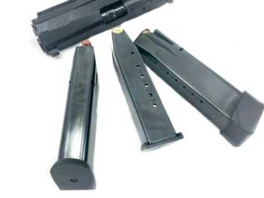 Beretta .40 PX4 Storm Pistol - A Closer Look - Range Report The PX4 Storm .40 S&W ships with two 14-round magazines. The extended magazine on the right holds 17 rounds.