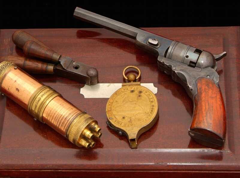 This excellent No. 1 Model on top of its handcrafted case is shown with the early small caliber two-piece Paterson powder and ball flask, bullet mold, and capper. Bear in mind, this gun would fit in the palm of an average man’s hand. (Dennis Levett collection).