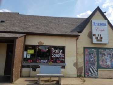 Kansas Restaurant Wins Praise and Criticism for 'Guns Welcome' Sign