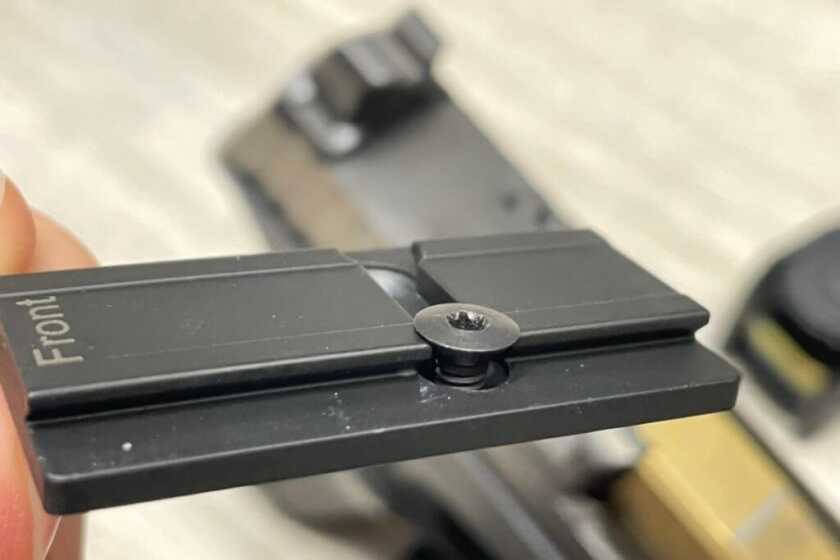 Steiner MPS: Enclosed-Emitter Micro Pistol Sight Review Fastener plate for Steiner MPS