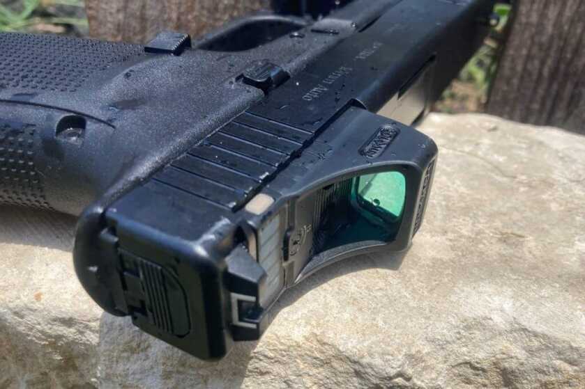 Holosun SCS MOS green dot optic mounted on a Glock 20 for solar powered pistol optic testing