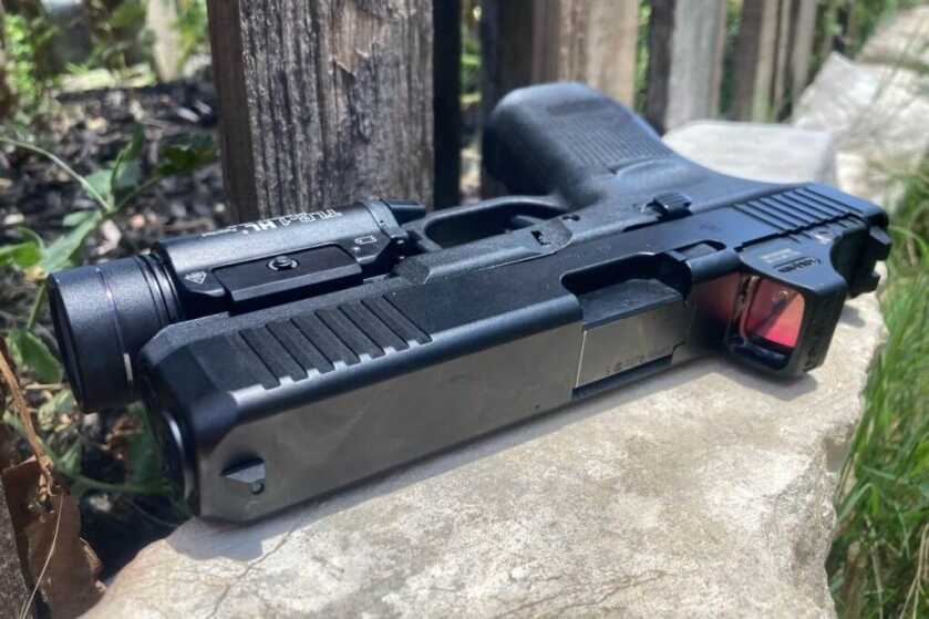 Holosun SCS MOS sitting low on a Glock 20 slide with factory-height sight visibility