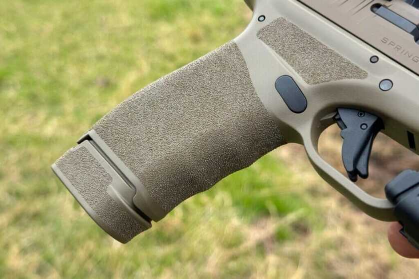Springfield Armory FDE Hellcat Pro OSP Threaded 9mm Pistol Review Factory pyramid stippling pattern