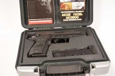 Sig Sauer's Single Action Sensation: The P226 Elite SAO The Sig P226 Elite SAO comes in a hard plastic case that's ready for padlocks.
