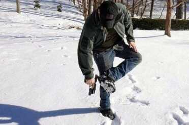 Even off of a snowy boot, one hand is all it takes.