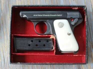The Used Market: The Pocket .25 The back looks like a Colt and the front looks like a Walther.