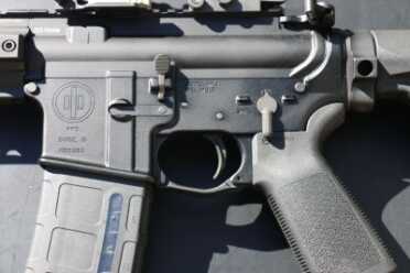 Though the rifle makes use of some atypical design features, the controls are very traditional.