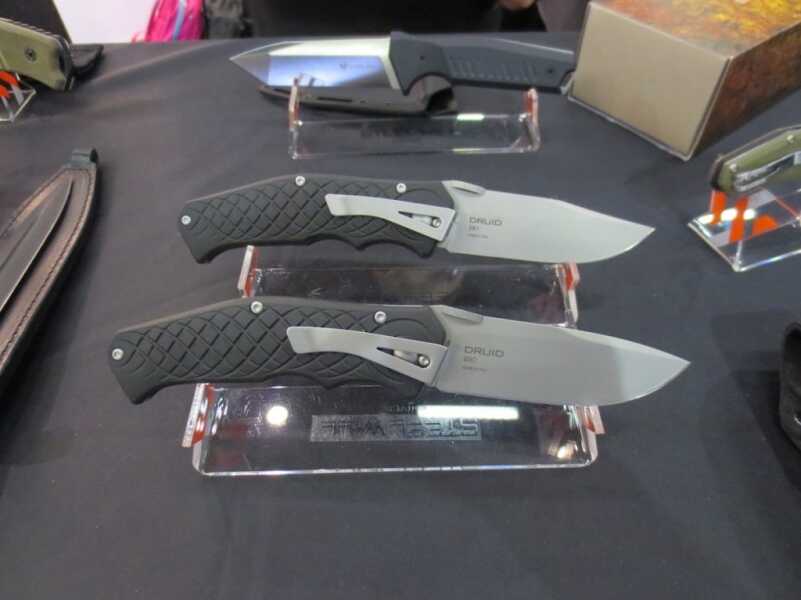 The Druid folder comes with both clip-point and drop-point blade options. 