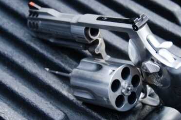 S&W .500 Magnum Gel Tests, Cylinder Gap Blast, Internals & Construction The lockup of the new X-Frame revolver was designed around a center pin in the rear of the cylinder, mated with a ball detent in the frame.