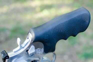 S&W .500 Magnum Gel Tests, Cylinder Gap Blast, Internals & Construction The grip area of the X-Frame is sized like that of Smith's K/L frame sizes, but the grip a Hogue full-wraparound for recoil reduction.