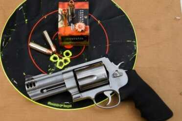 S&W .500 Magnum Gel Tests, Cylinder Gap Blast, Internals & Construction The author did a test of the accuracy potential of the .500 at 21 feet with the Federal load.