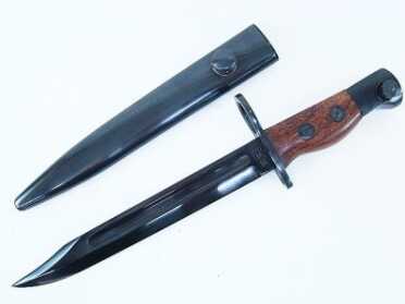 EnfJungleCarbBayoRepro The Pig Buster’s flash hider accepts the No. 5 bayonet in case you want to “stick” your pig instead of shoot it. Photo courtesy libertytreecollectors.com.