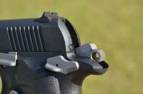 The hammer is the traditional Colt Commander style.