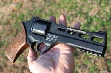 The frame of the 60DS joins together over the barrel. It is a strange design feature that defies easy explanation. 