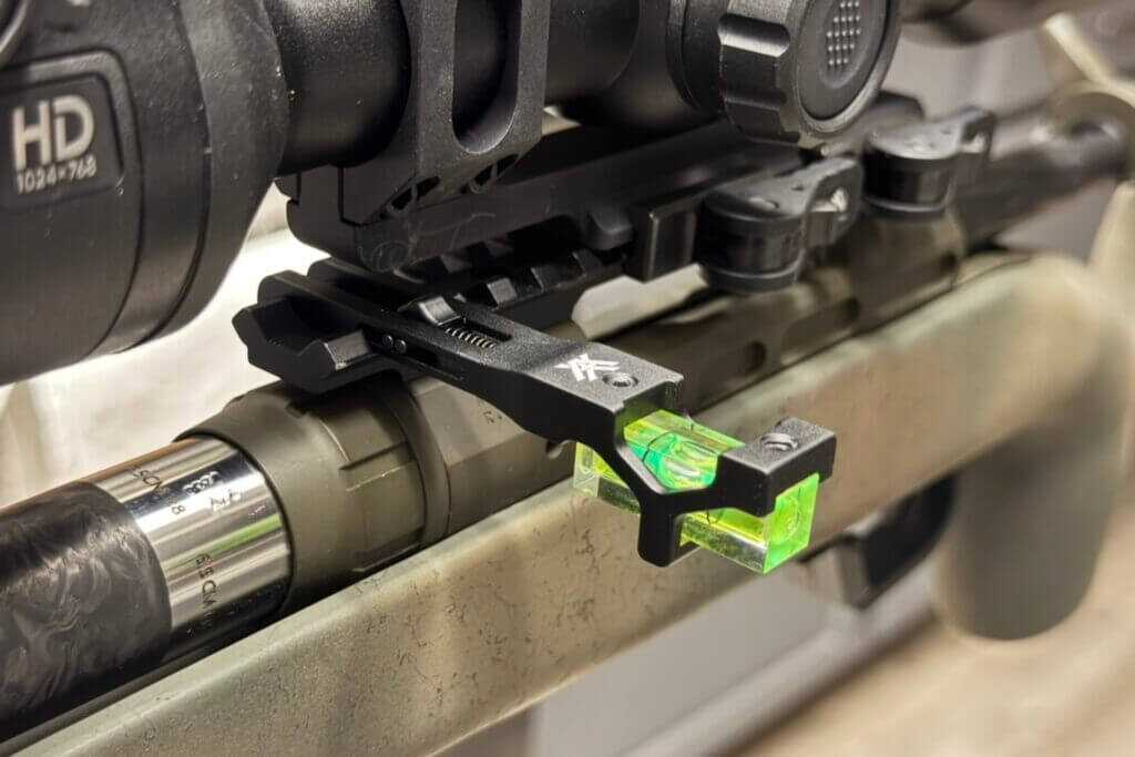 Rifle mount for scope with green level