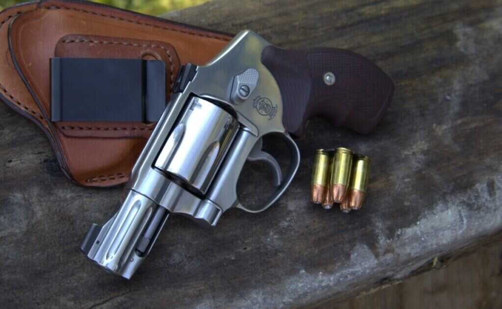 Smith & Wesson 940 9mm J frame with holster and moon clip on table