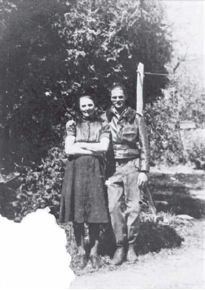 Eduard Schallmoser Me262 pilot photographed with mother after parachuting into backyard
