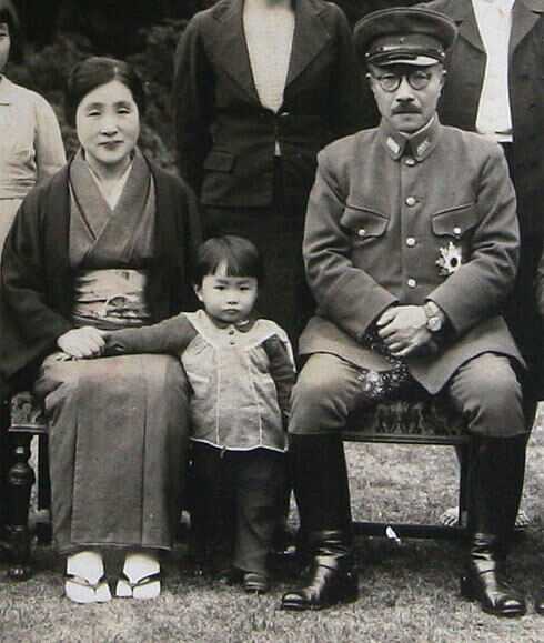 Hideki Tojo with family in 1941, prewar domestic scene