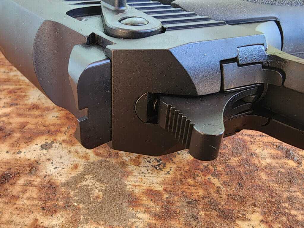 blacked out rear sight with bright front pistol sight