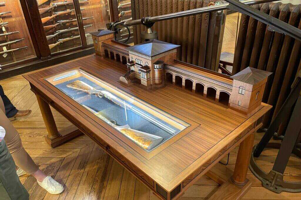 Luxury Beretta shotgun pair with rosewood and walnut case craftsmanship detail