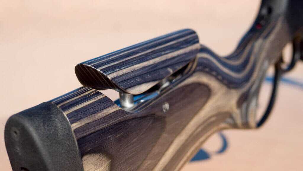 Close up of the adjsutable comb in the butt stock.