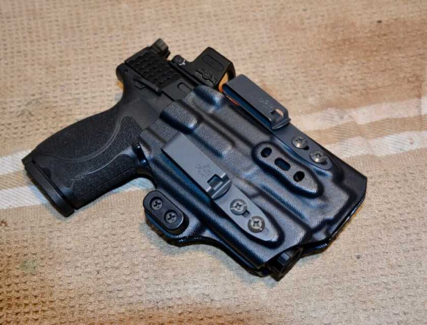 Smith & Wesson M&P 2.0 Compact in Tenicor Velo Lux holster with Nightstick TCM 550 XL weapon light for appendix carry