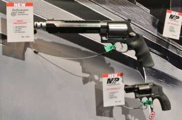 Smith's 460 Bone Collector Custom Shop Limited Edition - SHOT Show 2015 A large gun and a tiny one