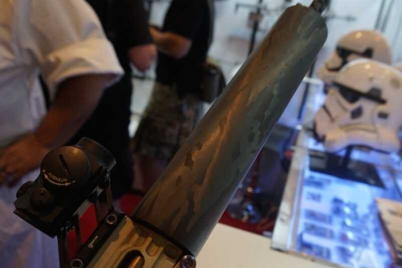 The carbon fiber handguard.