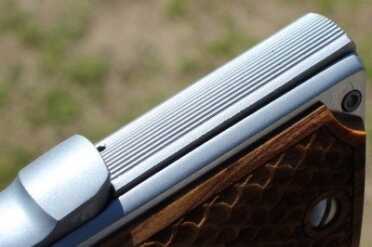 One of the things you sacrifce when buying an inexpensive gun is the extras. In this case, the back-strap is simply lined, instead of checkered, and the front-strap is smooth. 