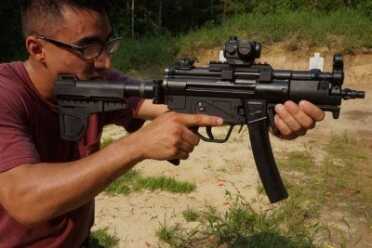 Zenith Z-5P – The MP5K Done Right You can brace The Blade on your cheek, too.