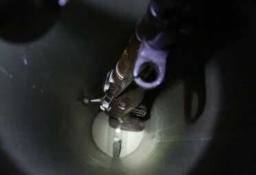 The cylinder has fins at the bottom that the butt of the rifle fits in.