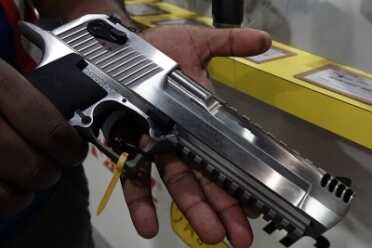 Shootable Gold Plated Tommy Guns, Stainless Desert Eagles - Thompson & Magnum Research - SHOT Show 2016 Three calibers, one gun.