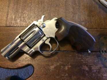 Replacing Your Revolver Grips with Hogue Exotic Hardwood! I jumped the gun here and had the screw in as I was sliding it up. It won't catch though until it's fully seated.