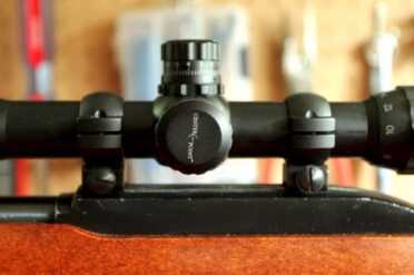 The rings should have an even gap on both sides between the top and bottom ring portions. 